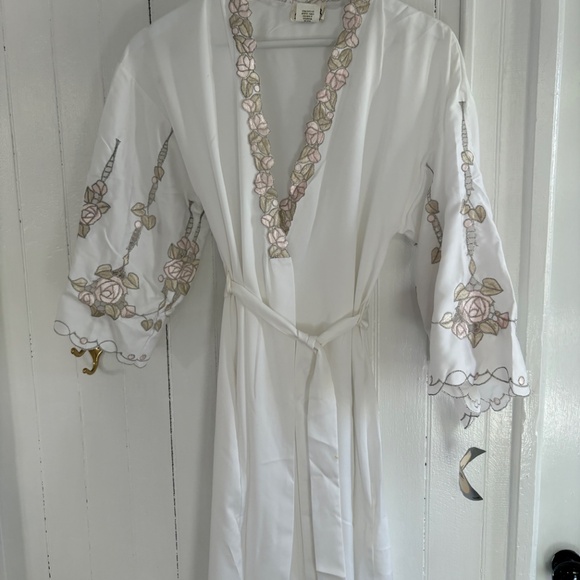 Vintage Miss Dior New with Tags Embroidered White Wrap Robe Small - Picture 7 of 15